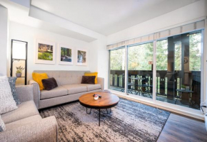 Amazing Village Location with PRIVATE Hot Tub